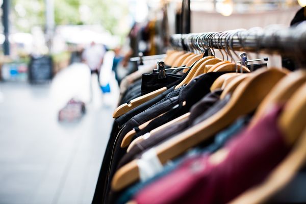 Czy warto inwestować w garderobę z odzieży używanej?
