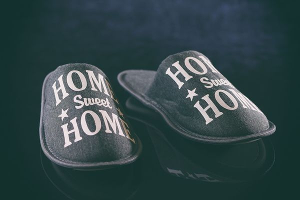 Stylowe i ciepłe – domowe obuwie dla panów